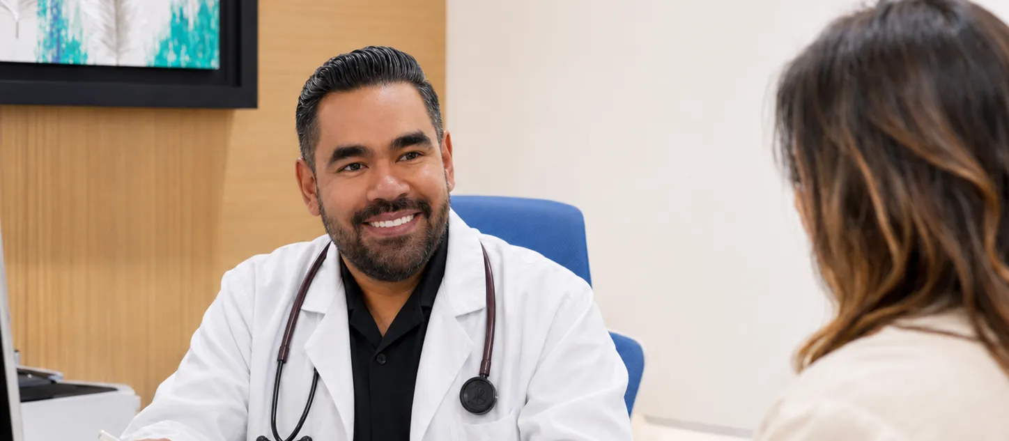 El doctor explicando el resultado de las pruebas de alergia a un paciente